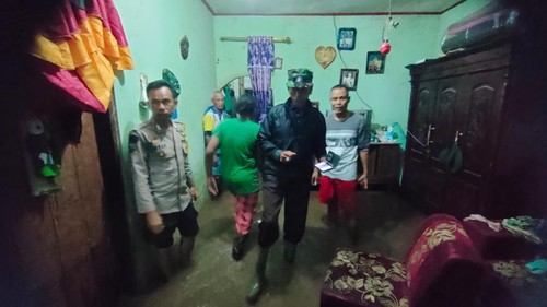 Banjir bandang melanda Kabupaten Bima, NTB. Dua desa, yakni Desa Ncangu dan Monggo di Kecamatan Madapangga terendam banjir.