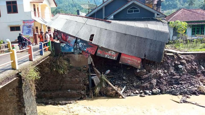Banjir bandang menerjang Kabupaten Kuningan hingga mengakibatkan belasan rumah di Desa Jamberama, Kecamatan Salajambe mengalami kerusakan.