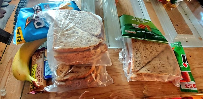 Banjir Pujian! Ibu Ini Bawakan Bekal untuk Teman Anaknya yang Kelaparan