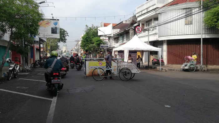 Pemkot Pasuruan terus melakukan upaya penertiban dan penataan kawasan alun-alun. Mulai hari ini becak dilarang masuk ke kawasan alun-alun.