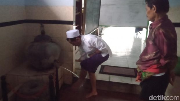 Benda-benda kuno Masjid Agung Puluhan peninggalan Sunan Kalijaga di Trucuk, Klaten, Senin (27/3/2023).