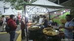 Berburu Takjil di Depan Stasiun Sudirman