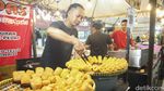 Berburu Takjil di Depan Stasiun Sudirman