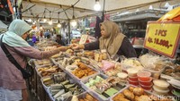 Kue-kua basah nan manis pun menjadi buruan para pembeli.