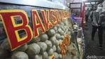 Berburu Takjil di Depan Stasiun Sudirman