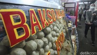 Beberapa menu makanan berat seperti bakso juga dijual di tempat ini.