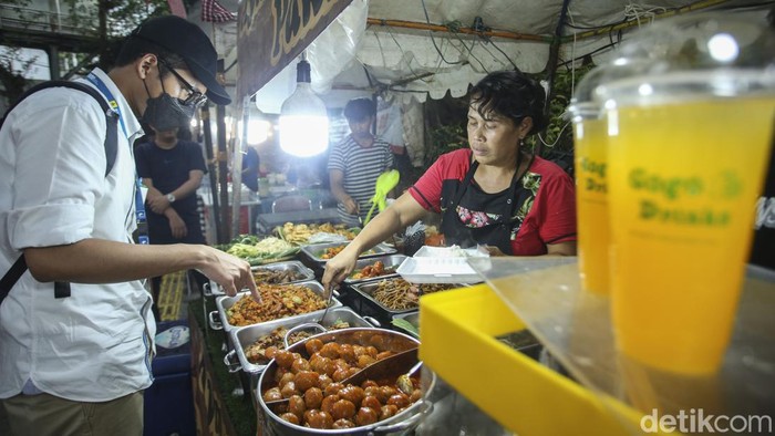 Berburu Takjil di Depan Stasiun Sudirman Depan Stasiun Sudirman menjadi lokasi para pedagang penjual takjil. Jelang berbuka, lapak-lapak langsung diserbu pembeli.