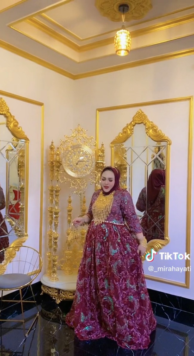 Kapolda Sulsel Irjen Yudhiawan  mengatakan, barang yang disita sudah dilakukan uji laboratorium oleh BPOM Makassar. Mira Hayati yang skincarenya disebut mengandung bahan berbahaya bisa mendapat konsekuensi hukum jika terbukti melanggar. Foto: Dok. TikTok @_mirahayati.