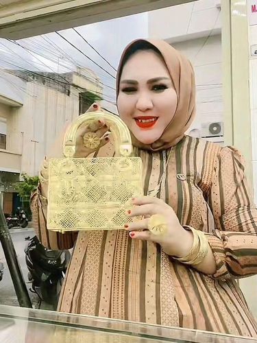 Beredar video tentang wanita viral yang membei tas emas harga Rp 553,9 juta di toko emas.