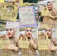 Mira Hayati pernah viral karena video membeli tas emas yang harganya Rp 515 Juta. Dalam unggahan di akun TikToknya @_mirahayati, dia menunjukkan nota pembayaran tas emas yang desainnya mirip dengan tas Lady Dior dan dibelinya pada 24 Maret 2023. Tas tersebut terbuat dari emas berat 531,25 gram yang kadarnya sekitar 87% dengan harga Rp 515 juta. Foto: Dok. TikTok @_mirahayati.