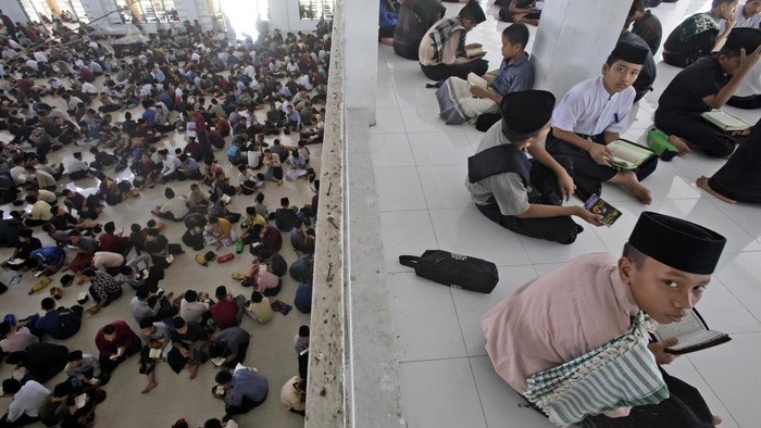 Students attend a Quran reading class during the first week of the holy fasting month of Ramadan at Ar-Raudlatul Hasanah Islamic Boarding School in Medan, North Sumatra, Indonesia, Saturday, March 25, 2023. Muslims around the world are observing Ramadan, the holiest month in Islamic calendar, where they refrain from eating, drinking, smoking, and sex from dawn to dusk. (AP Photo/Binsar Bakkara)