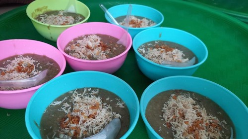 Bubur Kajanan khas Masjid Jami Singaraja disajikan untuk berbuka puasa, Senin (27/3/2023).
