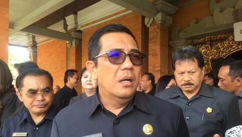 Bupati Sanjaya saat menjelaskan soal rencana optimalisasi aset-aset milik Pemkab Tabanan di DPRD Tabanan, Senin (27/3/2023).
