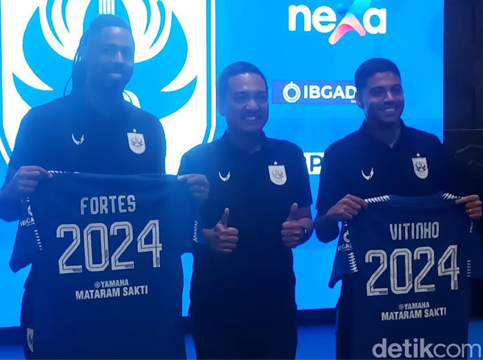 CEO PSIS Semarang Yoyok Sukawi berfoto bersama dua pemain asing, Carlos Fortes dan Vitinho, setelah mereka resmi bertahan di PSIS, Senin (27/3/2023).