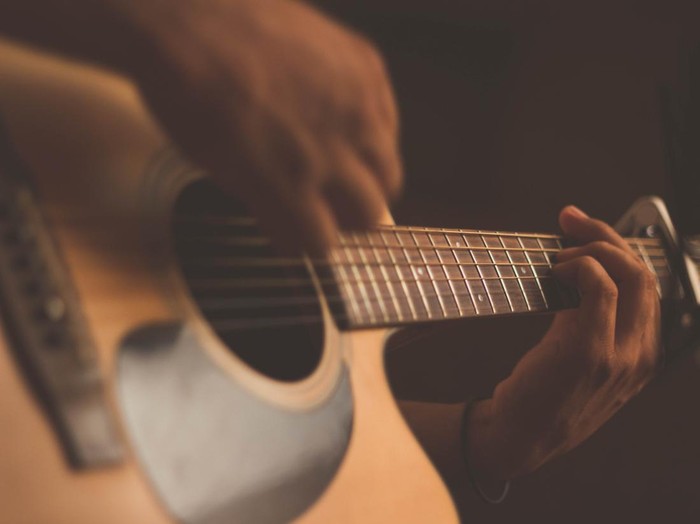 Ilustrasi chord dan lirik lagu.