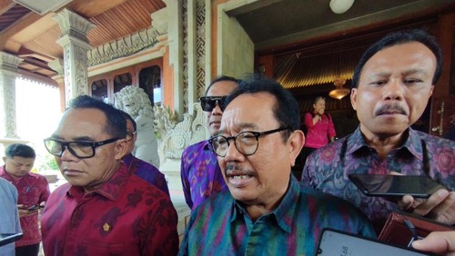 Wagub Bali Tjokorda Oka Artha Ardhana Sukawati menegaskan pemerintah akan menertibkan kampung bule.