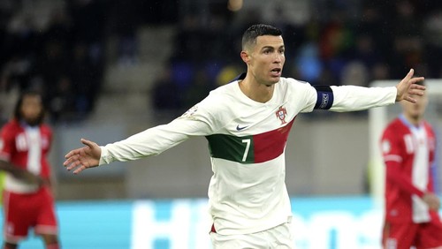 Portugals Cristiano Ronaldo, center, in action during the Euro 2024 group J qualifying soccer match between Luxembourg and Portugal at the Stade de Luxembourg in Luxembourg, Sunday, March 26, 2023. (AP Photo/Olivier Matthys)