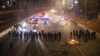 Polisi Israel dikerahkan untuk membubarkan massa yang memblokir jalan. AP Photo/Ohad Zwigenberg.