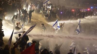 Demonstran dan Polisi Bentrok Buntut Pemecatan Menhan Israel