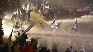 Demonstran dan Polisi Bentrok Buntut Pemecatan Menhan Israel