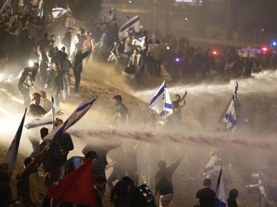 Demonstran dan Polisi Bentrok Buntut Pemecatan Menhan Israel