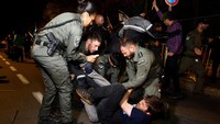 Polisi Israel juga mengamankan sejumlah pengunjukrasa. Reuters/Ronen Zvulun.