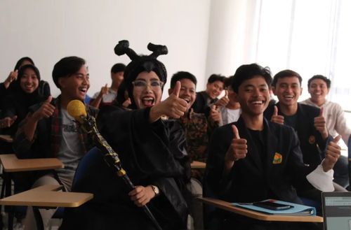 Dosen Unej pakai kostum unik saat mengajar di kelas