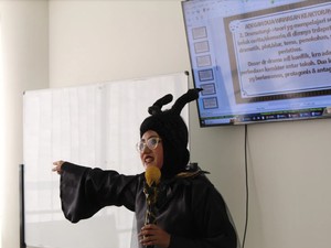 Cerita Unik Dosen Unej, Mengajar dengan Cosplay Penyihir hingga Putri Salju
