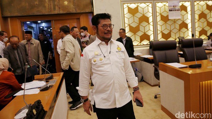 Menteri Pertanian Syahrul Yasin Limpo mengkuti rapat kerja dengan komisi IV di Gedung Parlemen, Senayan, Jakarta, Senin (27/3/2023). Menteri Pertanian Syahrul Yasin Limpo mengklaim bahwa produksi beras pada Januari hingga April 2023 ini aman. Ia menyebut produksi tersebut meningkat dibandingkan dari tahun 2022.
