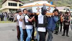 Jenazah Anggota TNI-Polri Korban KKB Dipulangkan ke Kampung Halaman