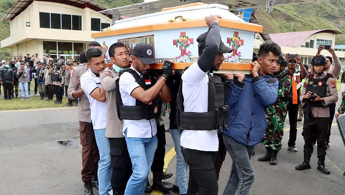 Dua Anggota TNI-Polri Korban KKB Dipulangkan ke Kampung Halaman Sejumlah anggota TNI-Polri mengusung peti jenazah korban penembakan kelompok kriminal bersenjata (KKB) di Distrik Mulia, Kabupaten Puncak Jaya, Papua Tengah, Senin (27/3/2023). Sebanyak tiga anggota TNI-Polri tertembak KKB ketika mengamankan shalat tarawih di Kampung Wirak, Distrik Ilu, Kabupaten Puncak Jaya pada Sabtu (25/3) malam, dua di antaranya gugur dan akan dimakamkan di kota masing-masing yakni Marauke dan Sorong.