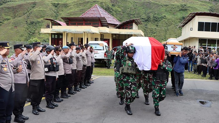 Dua Anggota TNI-Polri Korban KKB Dipulangkan ke Kampung Halaman Sejumlah anggota TNI-Polri mengusung peti jenazah korban penembakan kelompok kriminal bersenjata (KKB) di Distrik Mulia, Kabupaten Puncak Jaya, Papua Tengah, Senin (27/3/2023). Sebanyak tiga anggota TNI-Polri tertembak KKB ketika mengamankan shalat tarawih di Kampung Wirak, Distrik Ilu, Kabupaten Puncak Jaya pada Sabtu (25/3) malam, dua di antaranya gugur dan akan dimakamkan di kota masing-masing yakni Marauke dan Sorong.