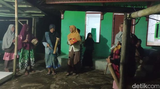 Emak-emak di Mandalasari, Tasikmalaya memiliki tradisi membangunkan warga untuk sahur