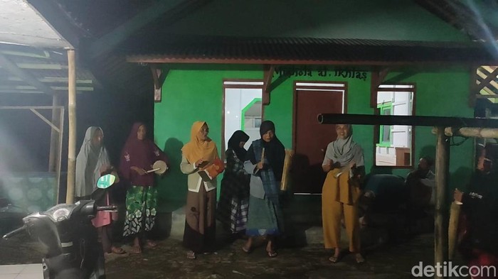 Emak-emak di Mandalasari, Tasikmalaya memiliki tradisi membangunkan warga untuk sahur