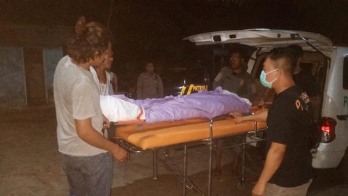 Evakuasi bule Aussie yang ditemukan tewas di bungalo di Dusun Gili Trawangan, Desa Gili Indah, Kecamatan Pemenang, Kabupaten Lombok Utara, NTB, Minggu (26/3/2023) malam.