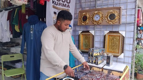 Fadli, pedagang di sekitar Masjid Ukhuwah Denpasar saat ditemui detikBali, Minggu (26/3/2023). (dok. Rizki Setyo Samudero)