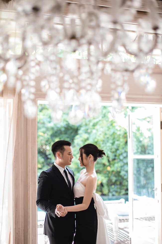 Gaya formal akan selalu jadi pilihan klasik untuk pemotretan prewedding. Elegan, berkelas dan tak lekang waktu. Foto: Weddingku/Danieliben Photography