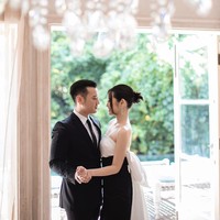 Gaya formal akan selalu jadi pilihan klasik untuk pemotretan prewedding. Elegan, berkelas dan tak lekang waktu. Foto: Weddingku/Danieliben Photography