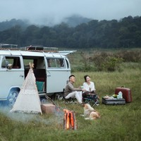 Tema camping bisa jadi pilihan untuk foto prewedding outdoor jika kamu dan pasangan hobi traveling dan berjiwa bebas. Tinggal siapkan properti sebagai focal point, misalnya mobil caravan atau tenda. Cukup pakai baju casual yang nyaman dikenakan. Foto: Weddingku/Danieliben Photography