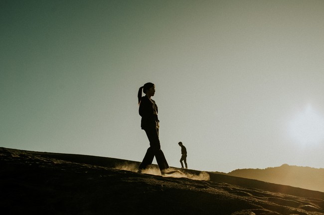 Memanfaatkan cahaya alami untuk menghasilkan foto yang berkesan artsy. Tidak harus pose mesra tapi tetap menonjolkan romantisme pasangan. Foto: Weddingku/Nocture