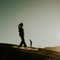 Memanfaatkan cahaya alami untuk menghasilkan foto yang berkesan artsy. Tidak harus pose mesra tapi tetap menonjolkan romantisme pasangan. Foto: Weddingku/Nocture