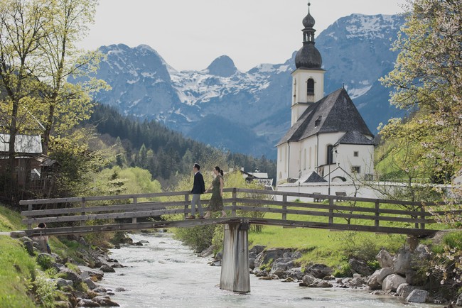 Pemandangan alam yang sangat indah tidak memerlukan terlalu banyak properti namun hasilnya bisa mengagumkan. Seperti foto prewedding ini yang terlihat seperti foto di dalam postcard. Foto: Weddingku/Kairos Works