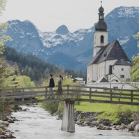 Pemandangan alam yang sangat indah tidak memerlukan terlalu banyak properti namun hasilnya bisa mengagumkan. Seperti foto prewedding ini yang terlihat seperti foto di dalam postcard. Foto: Weddingku/Kairos Works