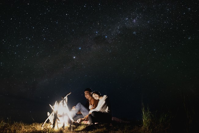 Nuansa romantis sangat terasa dalam foto prewedding di alam terbuka dengan pemandangan bintang-bintang gemerlapan di malam hari. Foto: Weddingku/Kairos Works