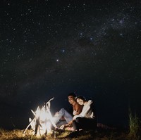 Nuansa romantis sangat terasa dalam foto prewedding di alam terbuka dengan pemandangan bintang-bintang gemerlapan di malam hari. Foto: Weddingku/Kairos Works