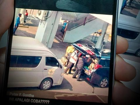Foto viral di internet, Toyota Alphard dan mobil Bea Cukai masuk apron bandara. (Yogi Ernes/detikcom)