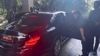 Gestur Prabowo Saat Izin Masuk Mobil Jokowi Tuai Pujian