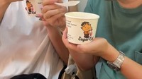 Ini momen Gio dan sang istri saat kulineran di Singapura. Mereka menikmati dessert dari Sugar Kid. Foto: Instagram @gio.mci10