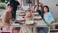 Giovanni dan keluarga juga sempat pergi liburan bersama. Mereka menikmati sarapan berupa telur orak-arik di meja makan pinggir kolam renang. Foto: Instagram @gio.mci10