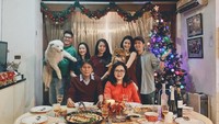 Momen kebersamaan Gio bersama keluarga sang istri di rumah. Mereka tampak merayakan Natal dengan menu yang beragam dan lezat. Foto: Instagram @gio.mci10